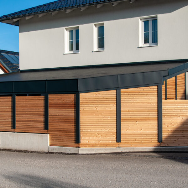 Seitenansicht eines Holzcarports mit bündig eingepasster Holzverkleidung