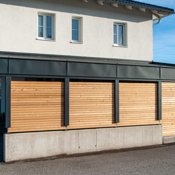 Frontansicht auf Carport mit gleichmäßig verbauter Holzverkleidung